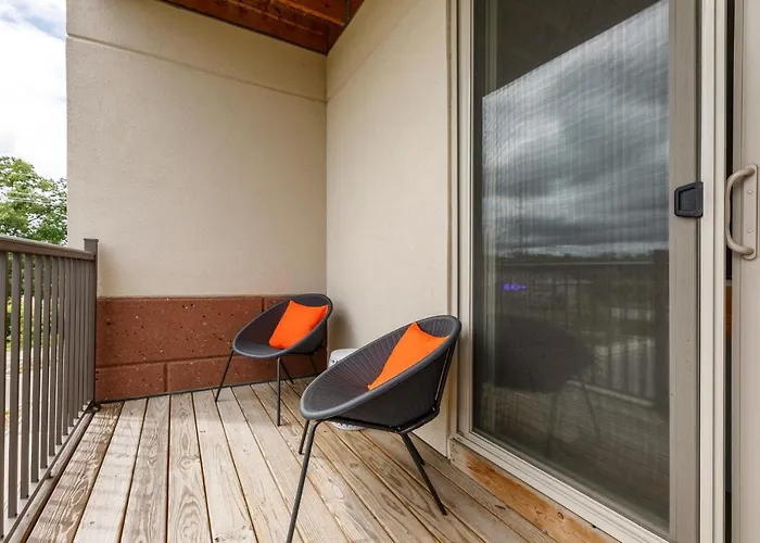 Fun & Trendy Condo Close To Downtown And The Beach