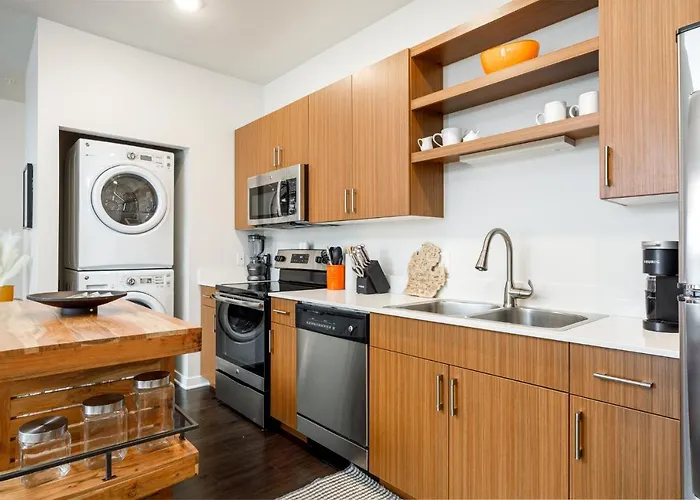 Fun & Trendy Condo Close To Downtown And The Beach